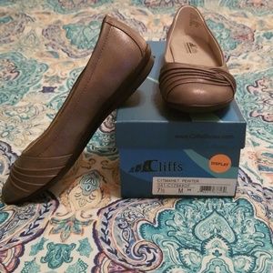 🆕️Cute Pewter Color Flats 💕